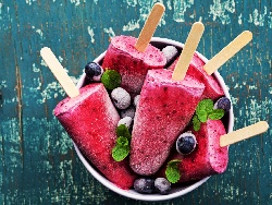 Лесен домашен сладолед от горски плодове със сок от ягоди - снимка на рецептата
